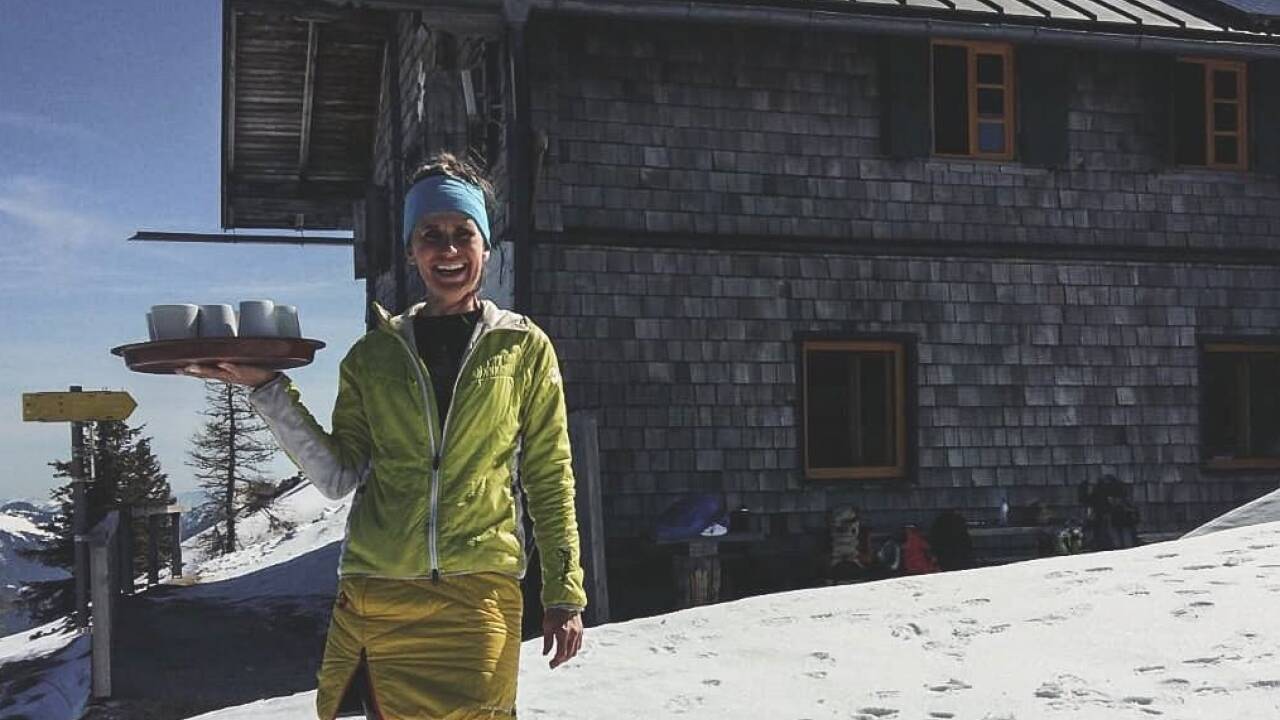 Wirtin Uschi Klumaier-Wiebecke vor dem noch eingeschneiten Zeppezauerhaus.  