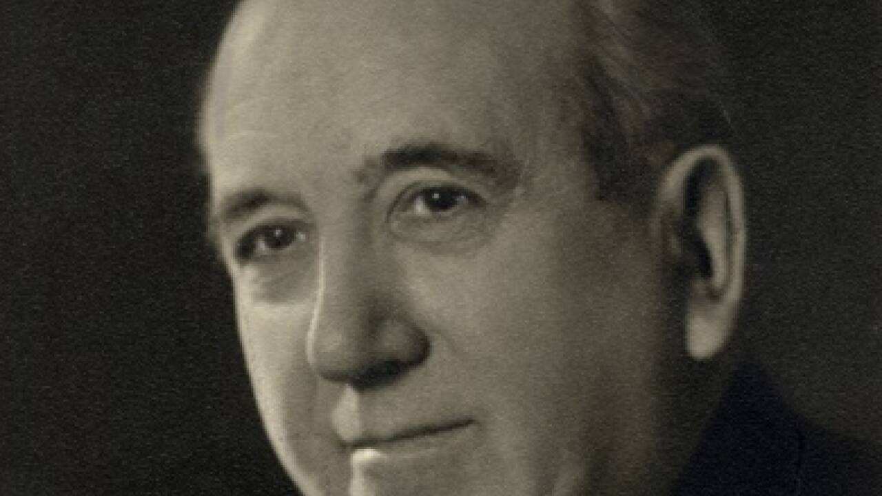 1949: Innenminister Oskar Helmer (SPÖ) kündigt an, dass keinerlei gesetzliche Handhabe dafür bestehe, die Bildung neuer Parteien zu verhindern. Der in Salzburg gegründete VdU („Verband der Unabhängigen“), Sammelbecken für die 1945 von der Teilnahme an den Nationalratswahlen ausgeschlossenen ehemaligen Nationalsozialisten, wird behördlich zugelassen. Aus dem VdU geht später die Freiheitliche Partei hervor. 1949: Innenminister Oskar Helmer (SPÖ) kündigt an, dass keinerlei gesetzliche Handhabe dafür bestehe, die Bildung neuer Parteien zu verhindern. Der in Salzburg gegründete VdU („Verband der Unabhängigen“), Sammelbecken für die 1945 von der Teilnahme an den Nationalratswahlen ausgeschlossenen ehemaligen Nationalsozialisten, wird behördlich zugelassen. Aus dem VdU geht später die Freiheitliche Partei hervor.