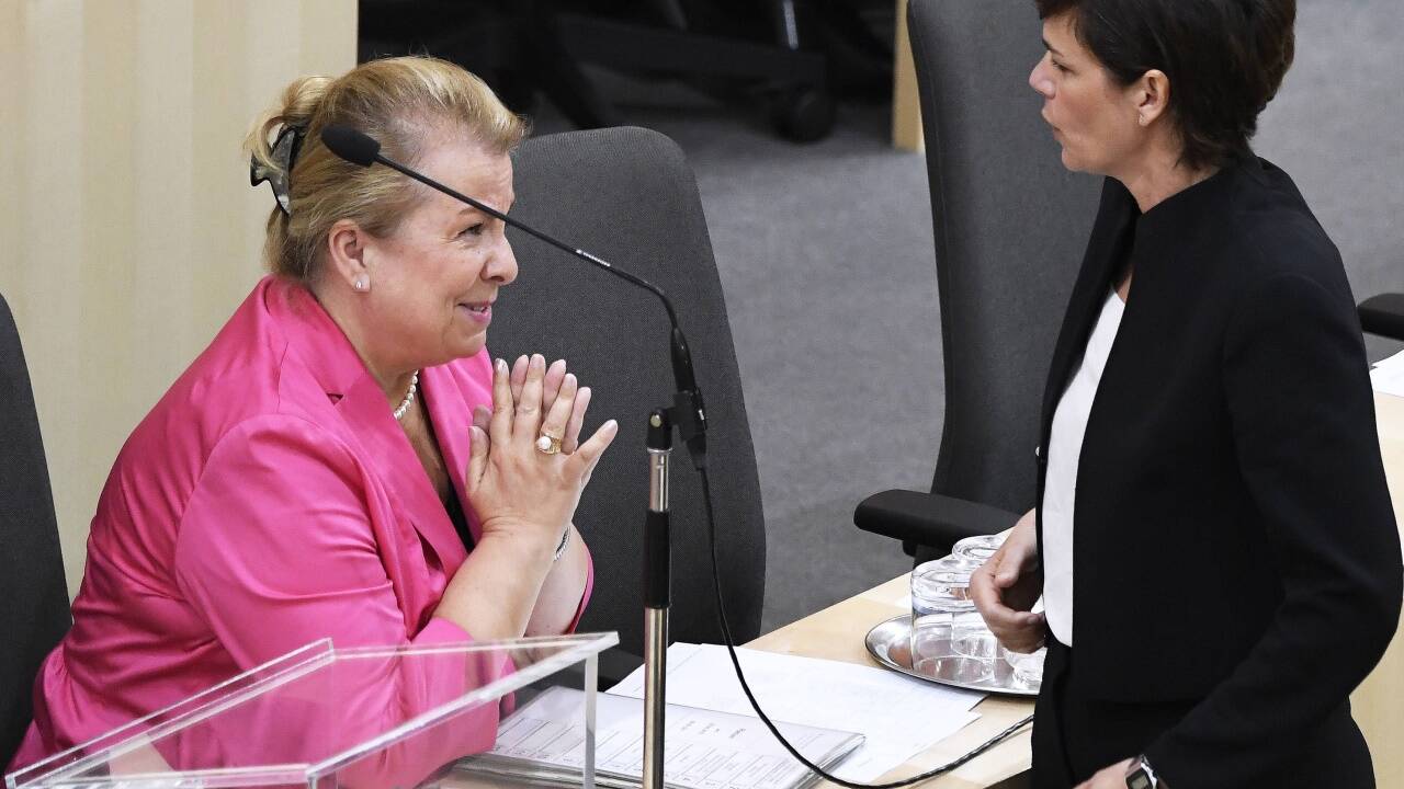 Sozialministerin Beate Hartinger-Klein (FPÖ) und SPÖ-Pamela Rendi-Wagner (r.) während der Nationalratssitzung am Donnerstag. Bei dieser wurde das umstrittene Sozialhilfe-Grundsatzgesetz mit den Stimmen von ÖVP und FPÖ beschlossen. 