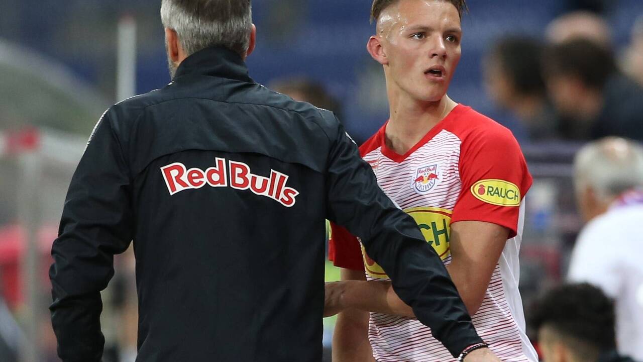 Hannes Wolf suchte Trost bei Trainer Marco Rose. Hannes Wolf suchte Trost bei Trainer Marco Rose.