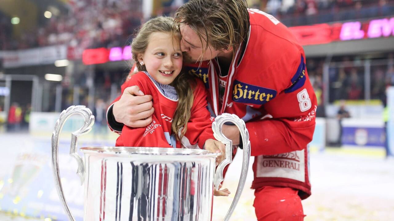 Der herausragende KAC-Spieler Nick Petersen freute sich mit Tochter Kayla über den Liga-Pokal. 