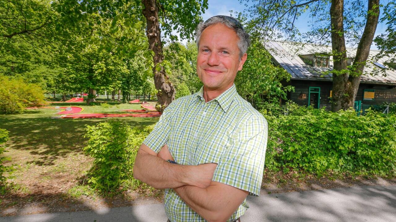 Der Leiter der Stadtgärten, Christian Stadler, vor der alten Sauna. Sie ist bald Geschichte.  
