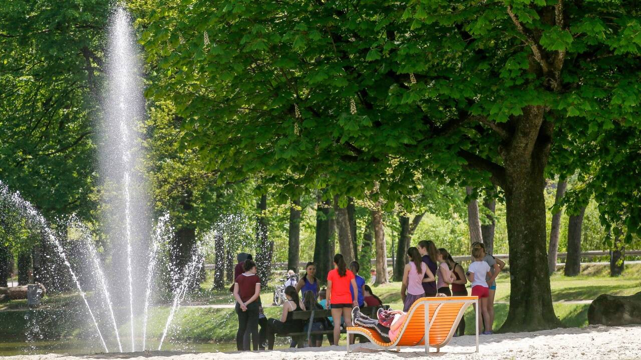 Am Teich werden Sitzstufen errichtet.  