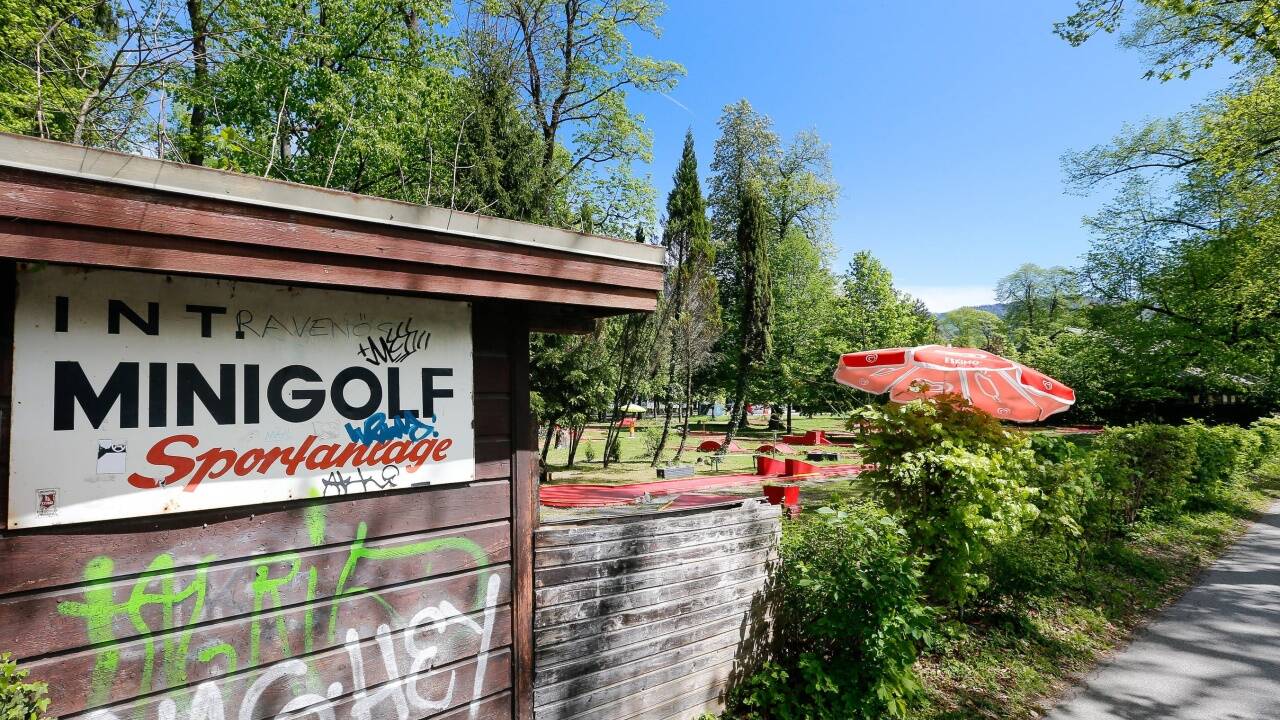 Auch die Hütte beim Minigolfplatz kommt weg.  