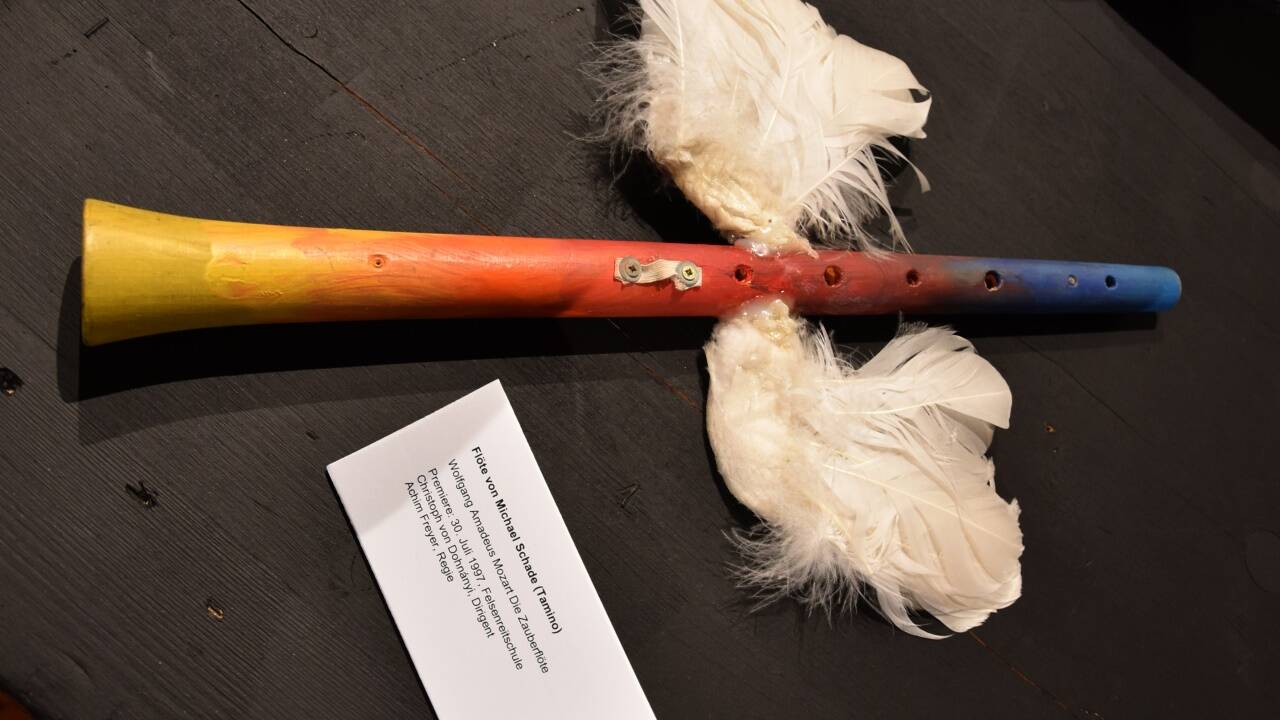 Taminos Flöte aus Achim Freyers Inszenierung von „Die Zauberflöte“ 1997.  
