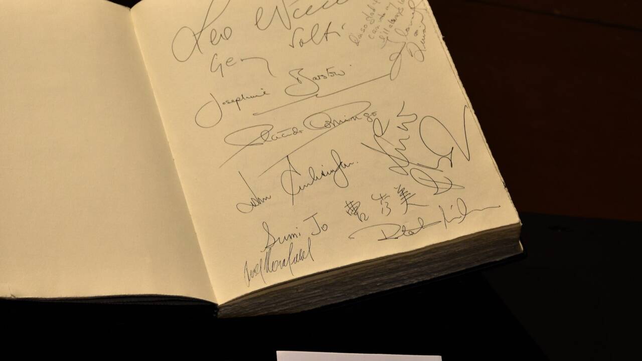 Kondolenzbuch für Herbert von Karajan, 1989, mit Unterschriften der Künstler von „Un ballo in maschera“  