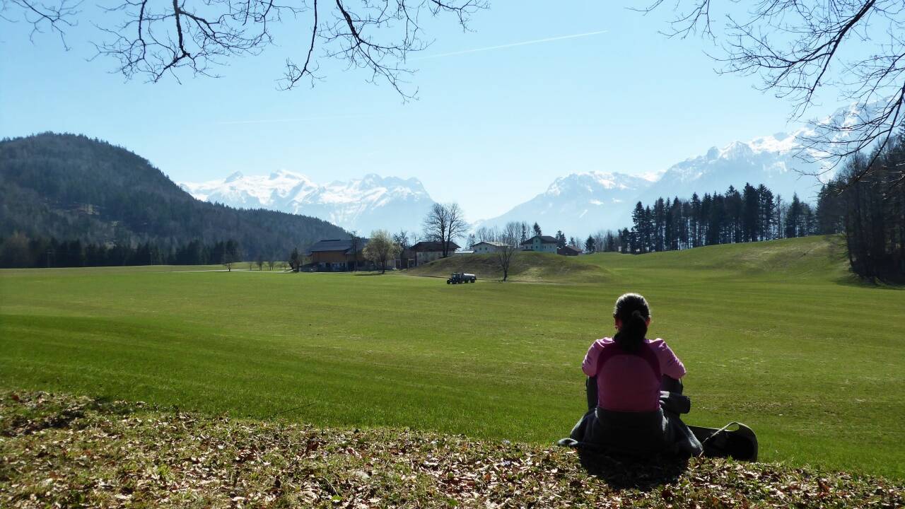 Sonnenplatz mit Blick auf Hagen- und Tennengebirge. 