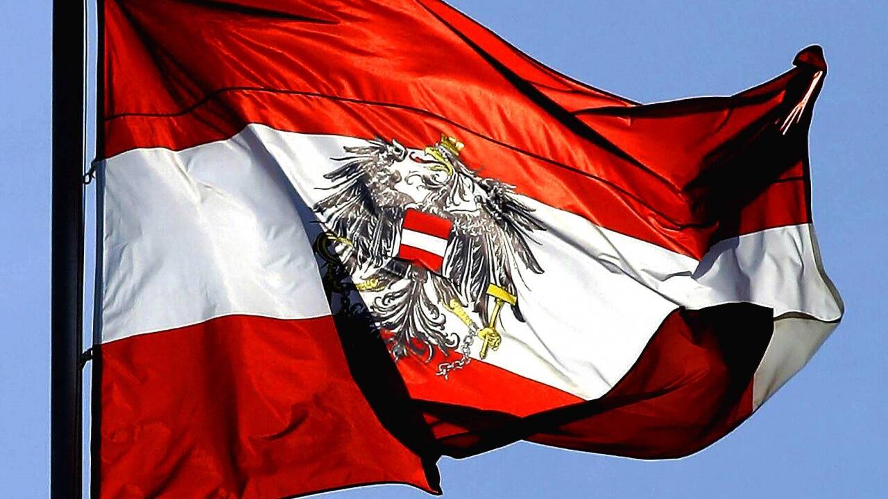 Es gibt nicht nur Rot-Weiß-Rot. Kommende Woche wird wieder beflaggt in Österreich. Woher unsere Fahne ihr Aussehen hat, glauben viele Landsleute zu wissen. Aber was bedeutet die Regenbogenfahne – und was die Flagge der Identitären? Über Farben, Wappen und die kuriosen Begebenheiten, die dahinter stehen. Es gibt nicht nur Rot-Weiß-Rot. Kommende Woche wird wieder beflaggt in Österreich. Woher unsere Fahne ihr Aussehen hat, glauben viele Landsleute zu wissen. Aber was bedeutet die Regenbogenfahne – und was die Flagge der Identitären? Über Farben, Wappen und die kuriosen Begebenheiten, die dahinter stehen.