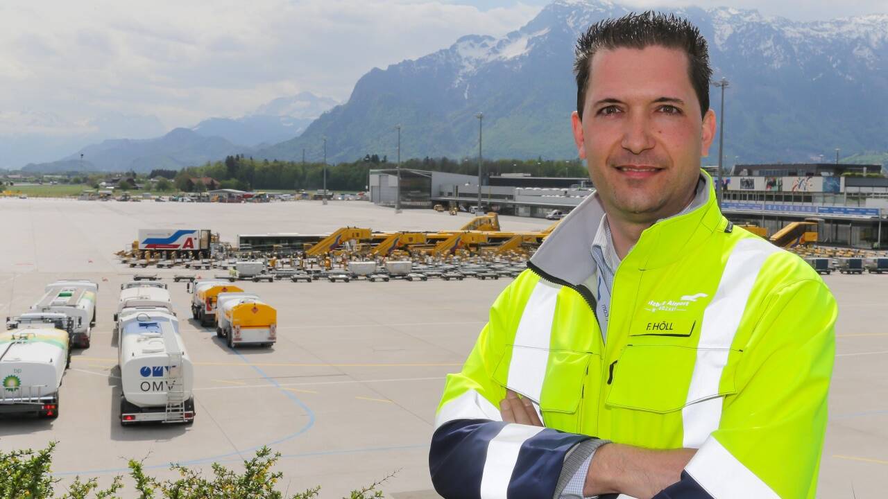 Ab Sonntag wird asphaltiert . Die Vorarbeiten dafür laufen auf Hochtouren. Florian Höll (39) leitet das Projekt für den Flughafen. Ab Sonntag wird asphaltiert . Die Vorarbeiten dafür laufen auf Hochtouren. Florian Höll (39) leitet das Projekt für den Flughafen.