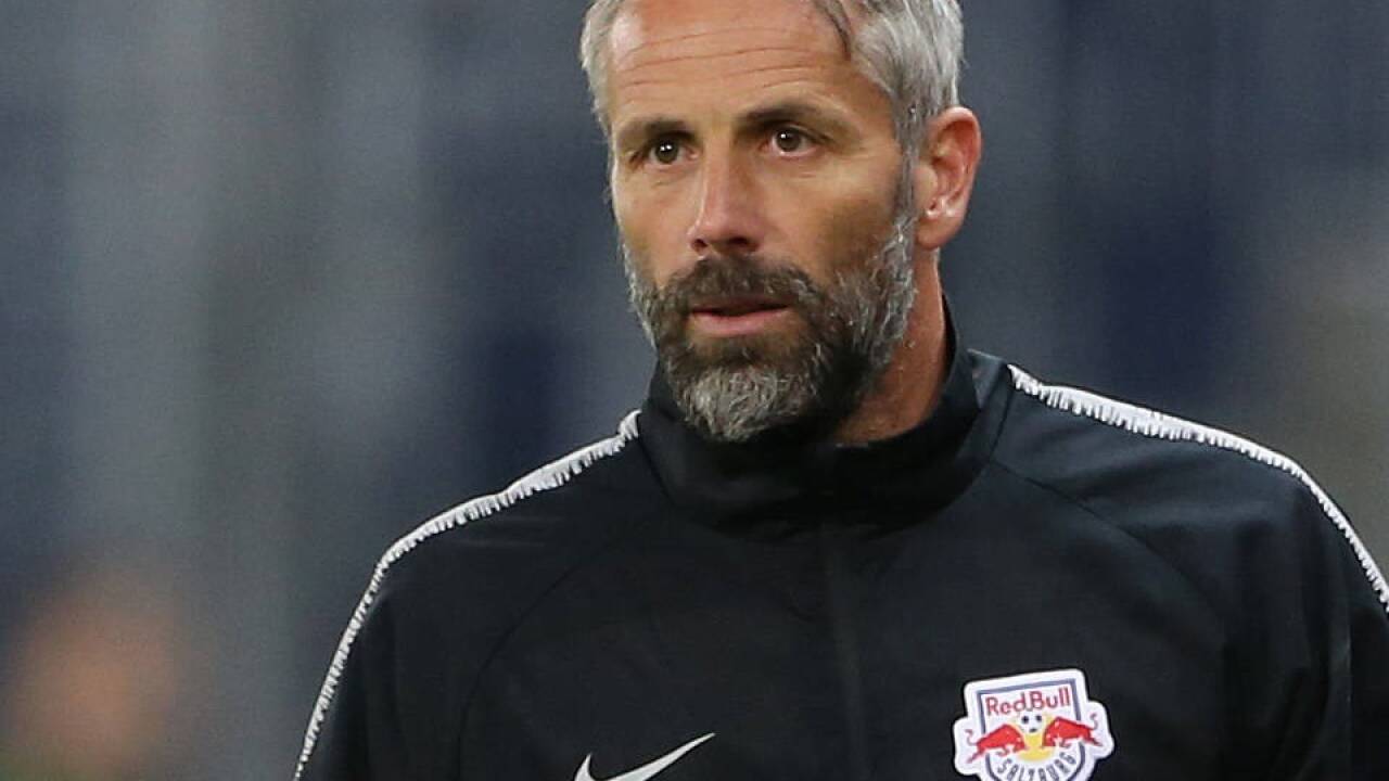 Salzburg-Trainer Marco Rose trägt noch das alte Logo auf der Brust:  