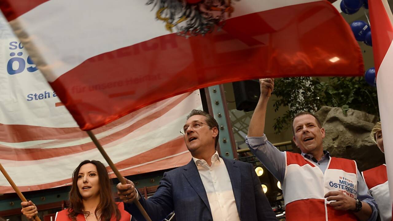 Parteichef und Spitzenkandidat schwenken Fahnen 