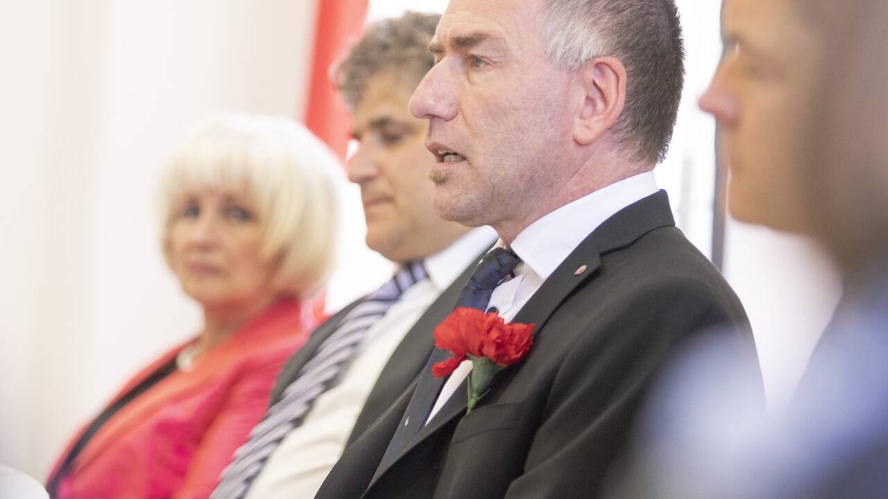 Der neue Halleiner Bürgermeister Alexander Stangassinger, im Hintergrund Stadtamtsleiter Erich Angerer 