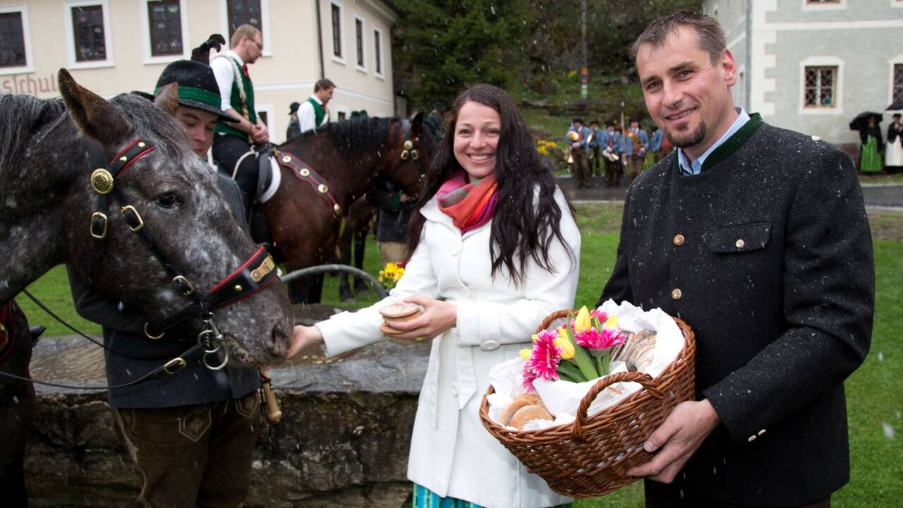 Katharina Angermann und Andreas Zagler verabreichten den Pferden das geweihte Reiterbrot.   Katharina Angermann und Andreas Zagler verabreichten den Pferden das geweihte Reiterbrot.