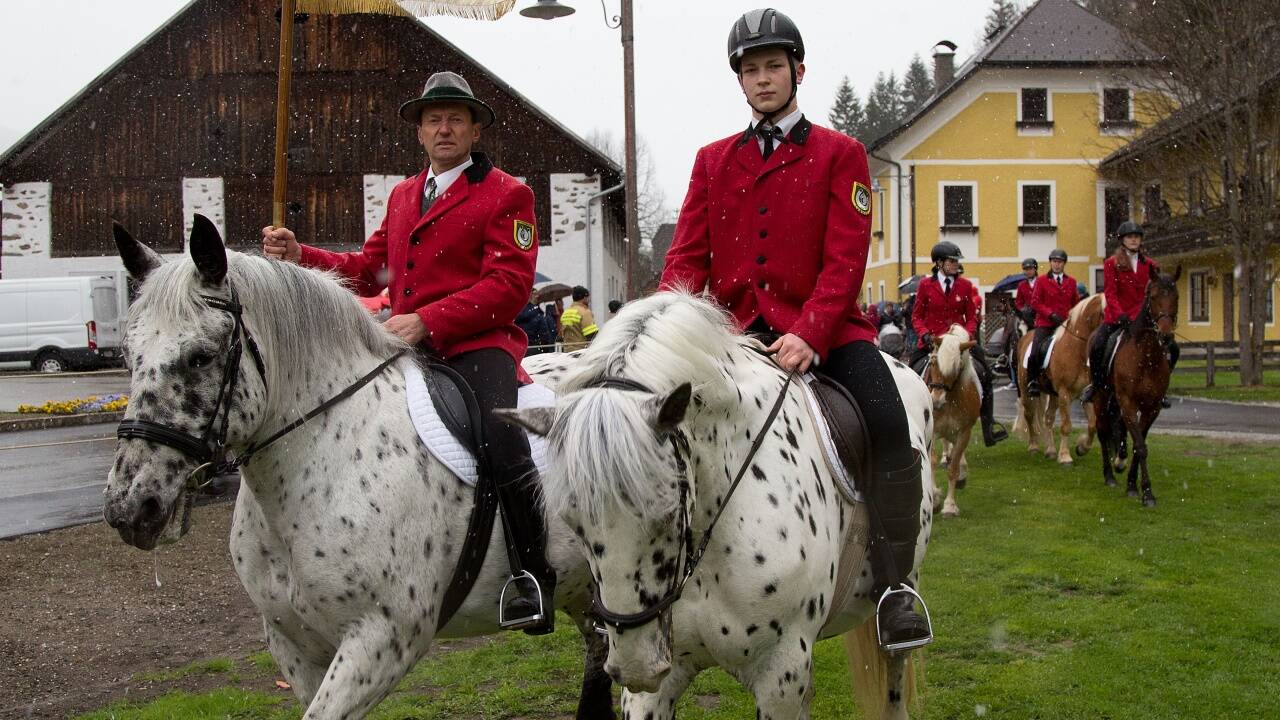 Fahnenträger der Gruppe Ermannsdorf beim Einritt.   Fahnenträger der Gruppe Ermannsdorf beim Einritt.