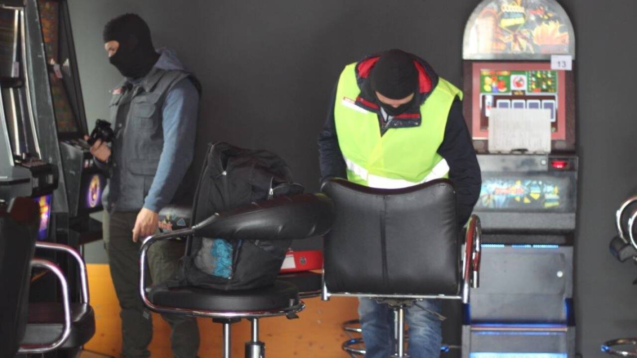 In dem Lokal in der Nähe des Salzburger Hauptbahnhofs beschlagnahmten die Polizisten gleich zwölf illegale Glücksspielautomaten.  