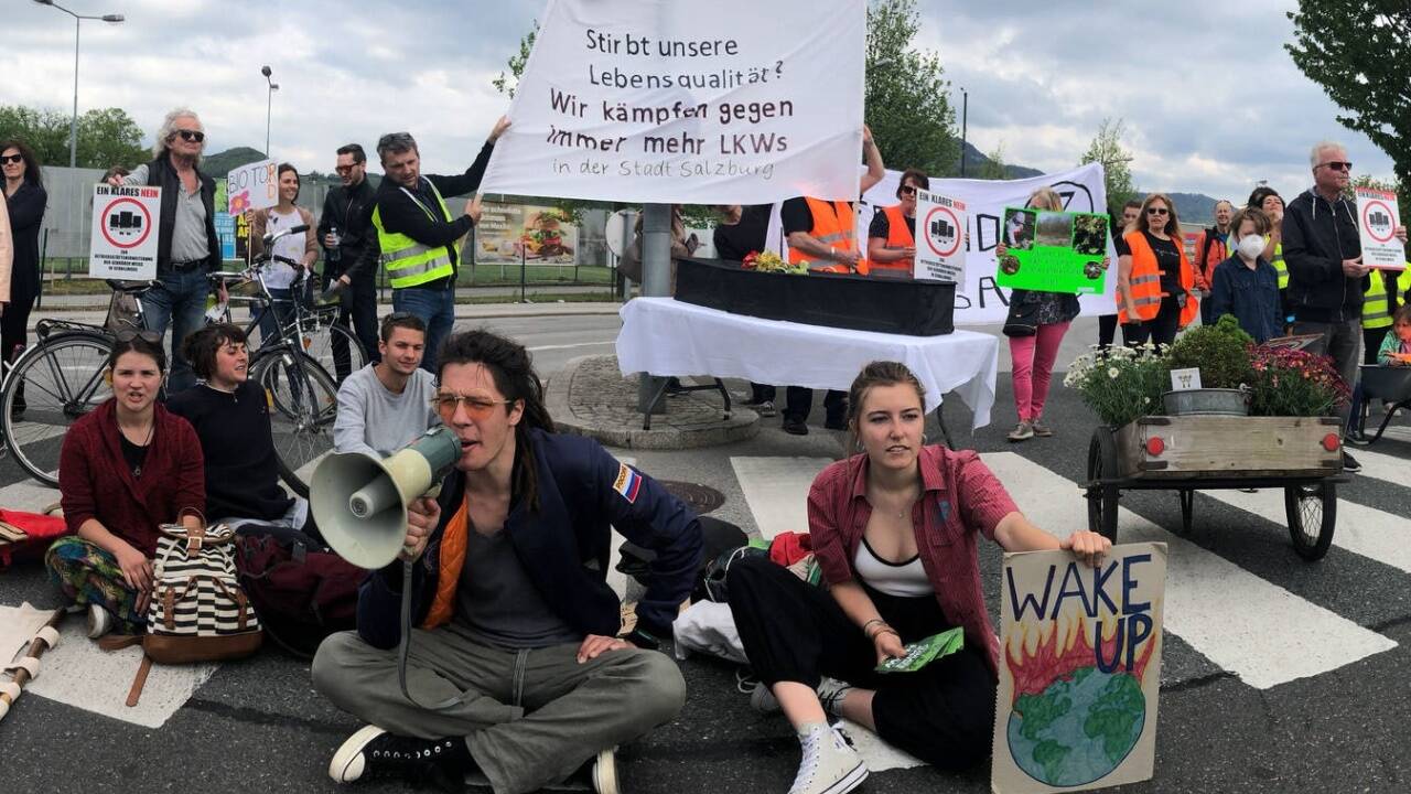 Bürger demonstrierten am Freitag in Schallmoos. „Weil sie zu spät eingebunden werden“, sagt Kay-Michal Dankl (KPÖplus). Bürger demonstrierten am Freitag in Schallmoos. „Weil sie zu spät eingebunden werden“, sagt Kay-Michal Dankl (KPÖplus).