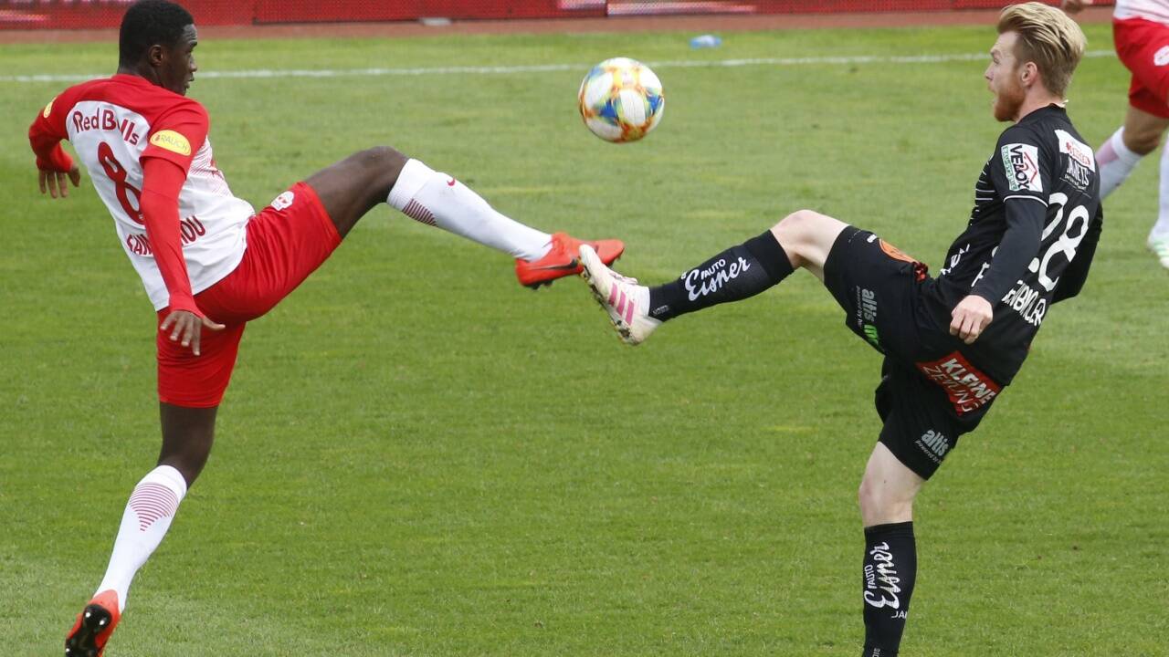Hoch das Bein: Mit dem besseren Ende für Kevin Friesenbichler (r., gegen Diadié Samassékou). 
