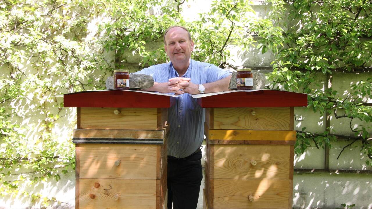 Josef Pichler mit den beiden neuen Bienenstöcken im Bischofsgarten.  Josef Pichler mit den beiden neuen Bienenstöcken im Bischofsgarten.