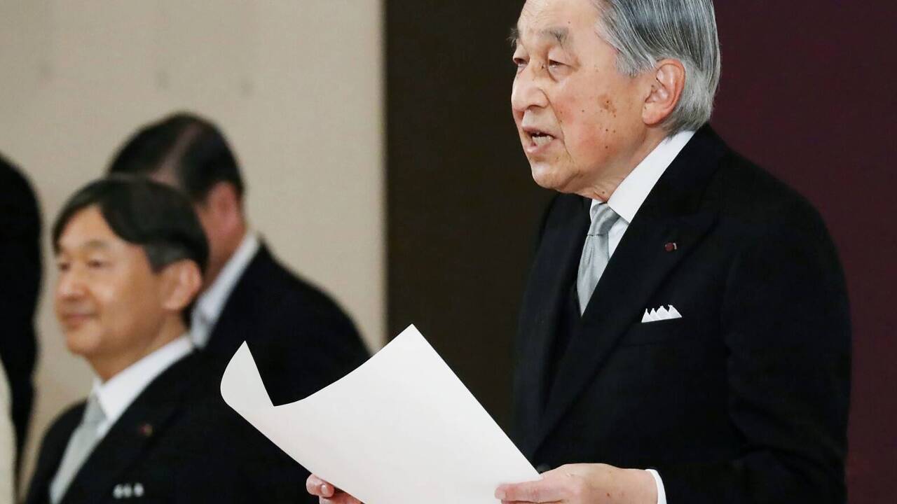 Japans Kaiser Akihito dankt ab und übergibt an seinen Sohn Naruhito. 