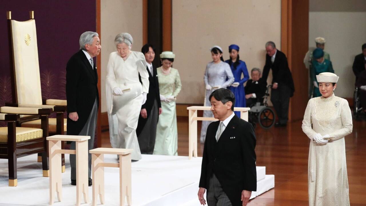Japans Kaiser Akihito dankt ab und übergibt an seinen Sohn Naruhito. 