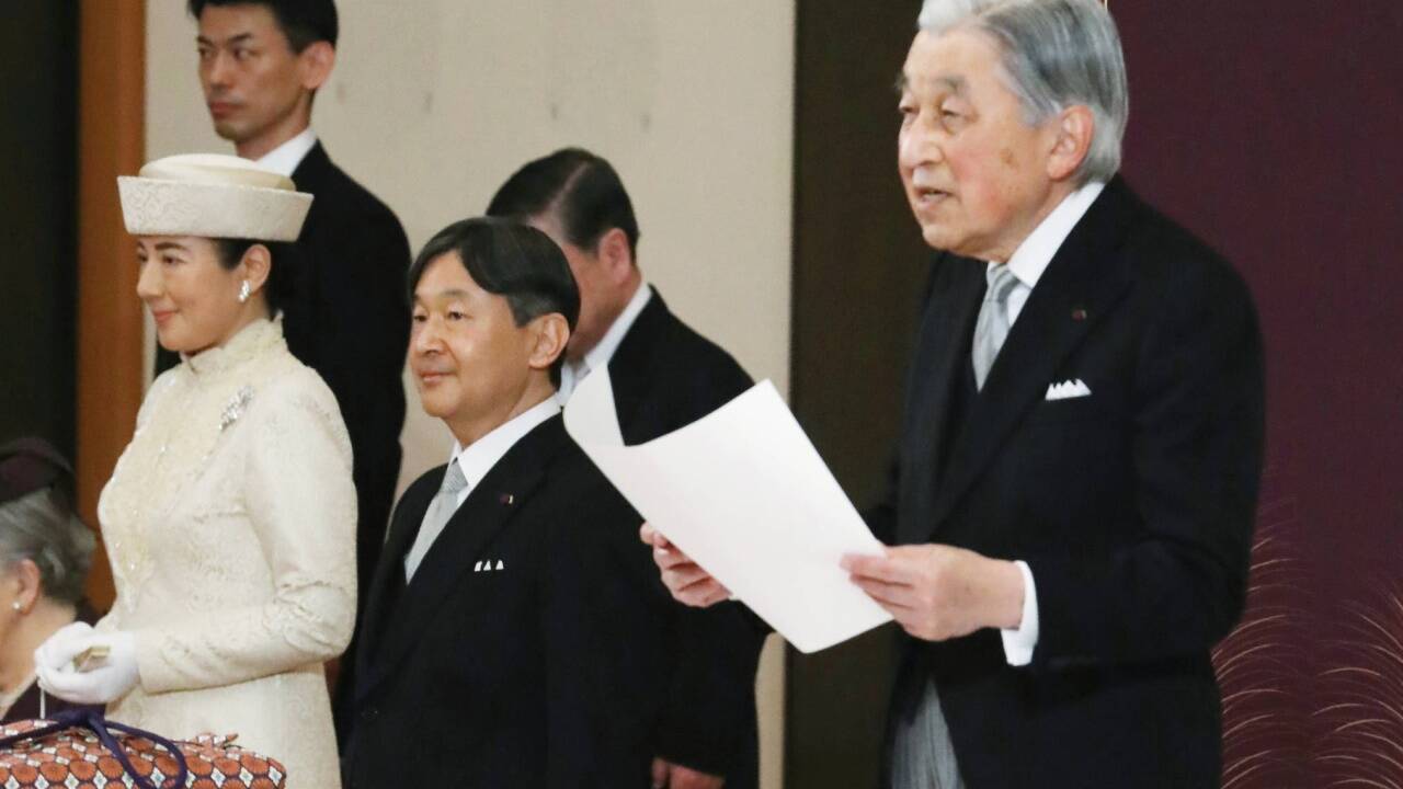 Japans Kaiser Akihito dankt ab und übergibt an seinen Sohn Naruhito. 