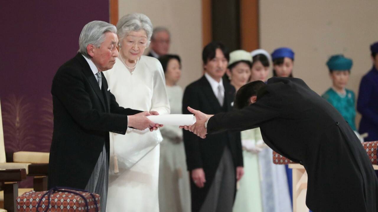 Japans Kaiser Akihito dankt ab und übergibt an seinen Sohn Naruhito. 