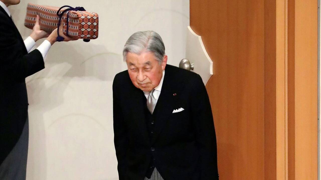 Japans Kaiser Akihito dankt ab und übergibt an seinen Sohn Naruhito. 