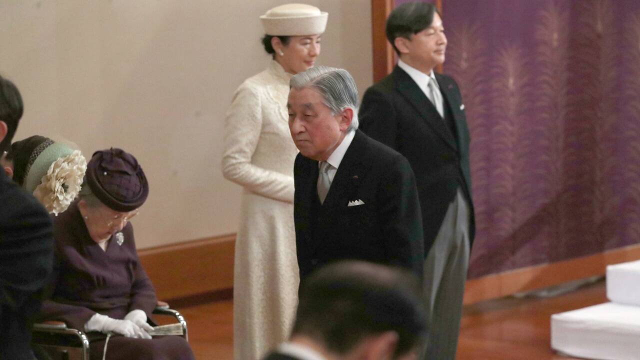 Japans Kaiser Akihito dankt ab und übergibt an seinen Sohn Naruhito. 