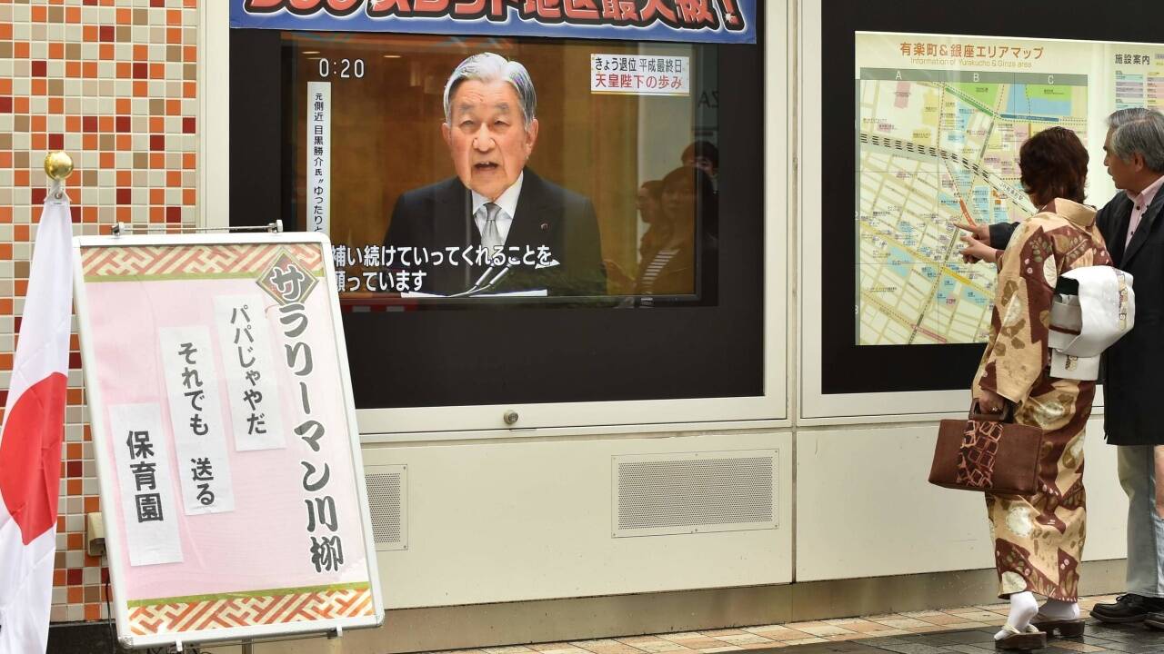 Japans Kaiser Akihito dankt ab und übergibt an seinen Sohn Naruhito. 
