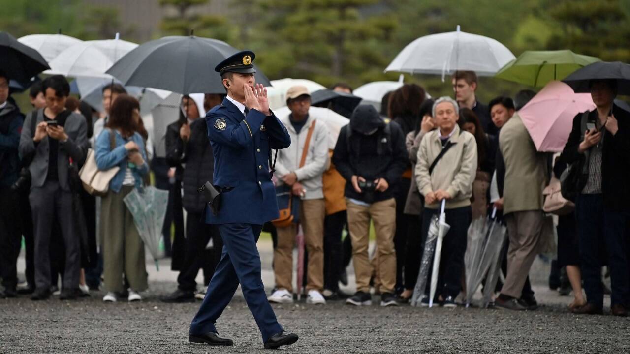 Die Öffentlichkeit war von der Zeremonie zwar ausgeschlossen, viele Japaner kamen aber dennoch in der Nähe des Kaiserpalasts zusammen. Das Wetter präsentierte sich allerdings wie hierzulande von seiner nassen Seite. 