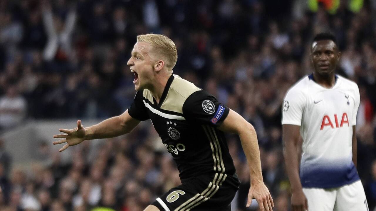 Torschütze Donny van de Beek feiert.  