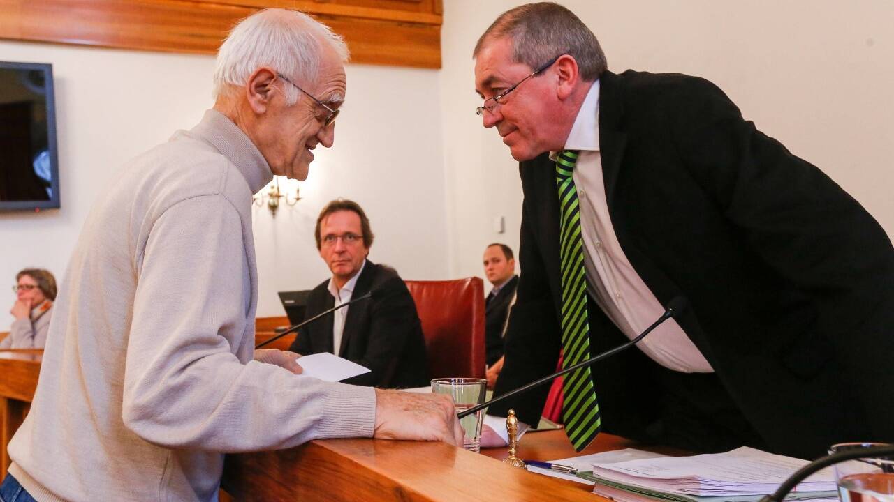 Richard Hörl als Vorkämpfer für die Direkte Demokratie im Februar 2015 mit dem damaligen Bürgermeister Heinz Schaden. 