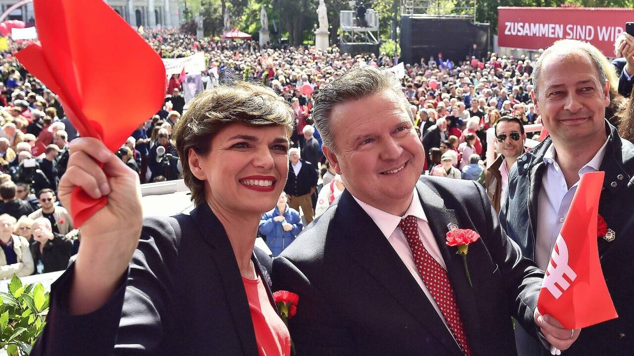 1. Mai 2019 – SPÖ-Chefin Pamela Rendi-Wagner – im Bild mit dem Wiener Bürgermeister Michael Ludwig und EU-Spitzenkandidat Andreas Schieder – hat am Mittwoch beim Maiaufmarsch in Wien nicht nur massive Kritik an der Bundesregierung geübt, sondern FPÖ-Chef und Vizekanzler Heinz-Christian Strache gleich direkt zum Rücktritt aufgefordert.  