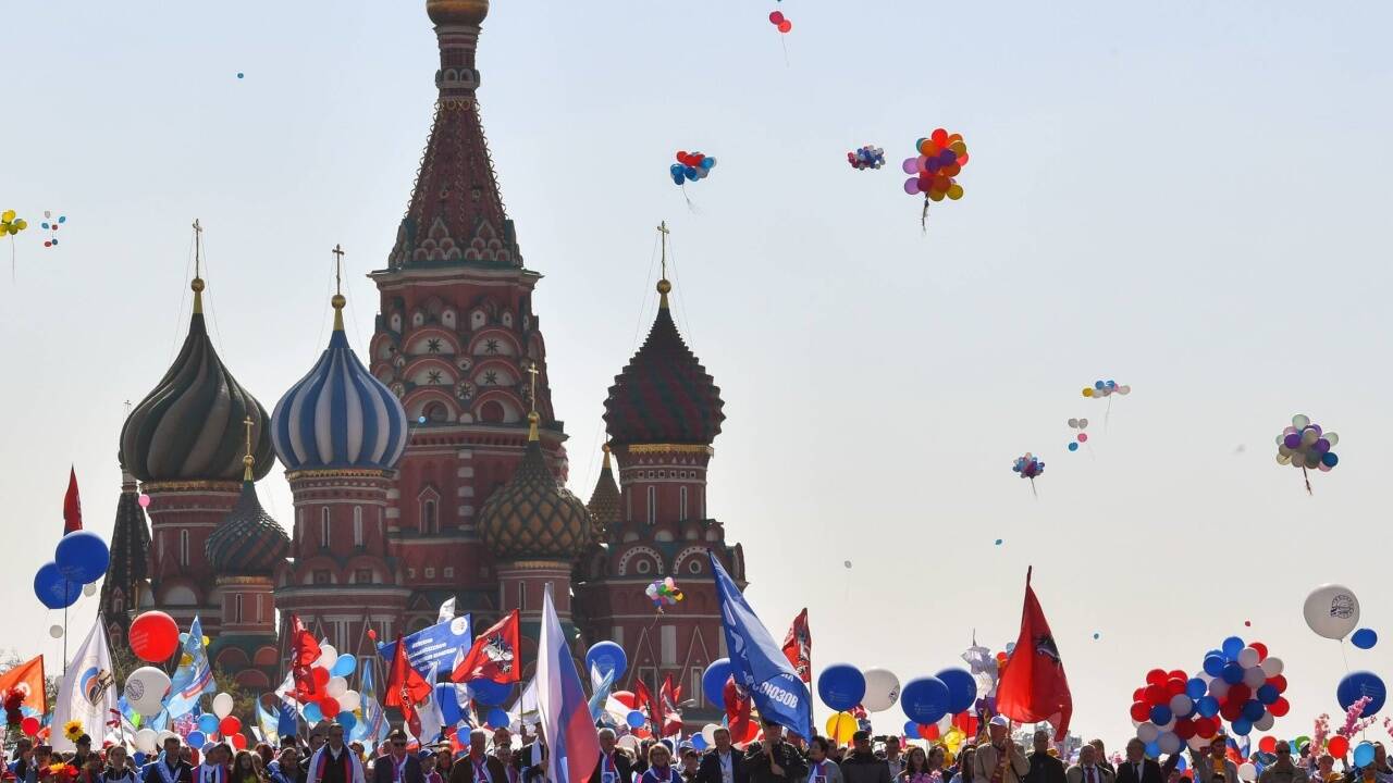 1. Mai 2019 – Zum Tag der Arbeit sind bei einer traditionellen Parade der russischen Gewerkschaften Zehntausende Menschen über den Roten Platz in Moskau gezogen. Angeführt wurde der Zug am Mittwoch von Bürgermeister Sergej Sobjanin. 