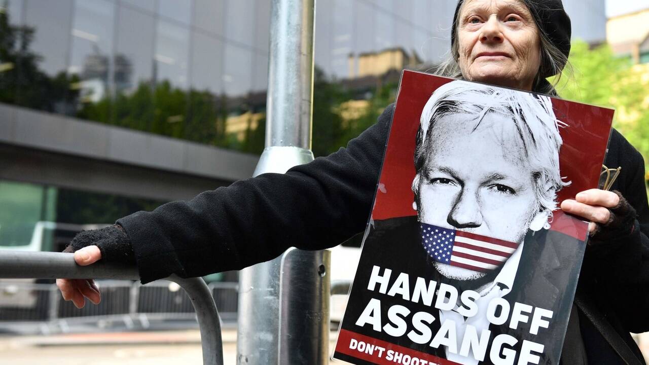 1. Mai 2019 – Der Gründer der Enthüllungsplattform WikiLeaks, Julian Assange, ist wegen Verstoßes gegen seine Kautionsauflagen in Großbritannien zu 50 Wochen Haft verurteilt worden. Anhänger protestierten vor dem Southwark Crown Court in London. 