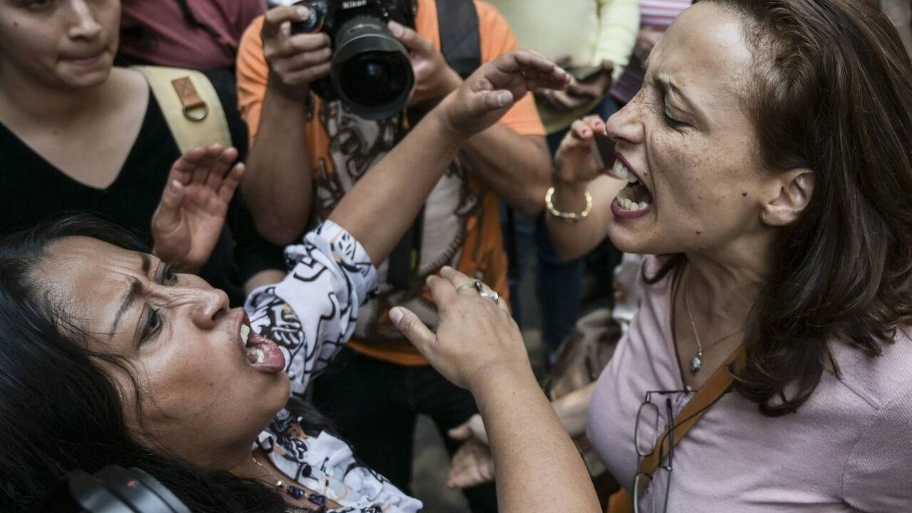 Anhänger beider Lager geraten immer wieder aneinander.  Anhänger beider Lager geraten immer wieder aneinander.