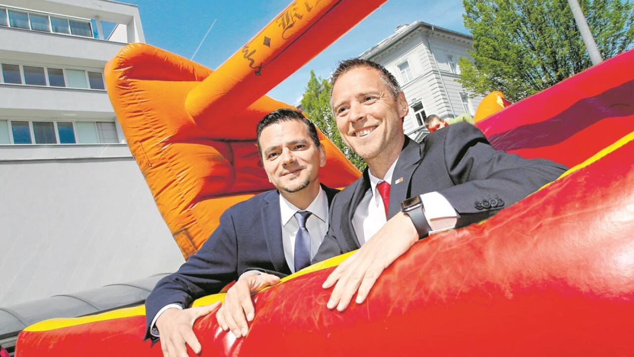 Garald Forcher und Peter Eder: Zwei Zukunftshoffnungen der SPÖ thronen in einer knallroten Hüpfburg.   Garald Forcher und Peter Eder: Zwei Zukunftshoffnungen der SPÖ thronen in einer knallroten Hüpfburg.