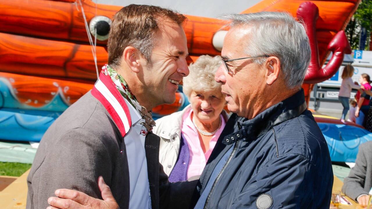 Vizebgm. Bernhard Auinger ratscht mit Ex-SPÖ-Chef Gerhard Buchleitner.   Vizebgm. Bernhard Auinger ratscht mit Ex-SPÖ-Chef Gerhard Buchleitner.