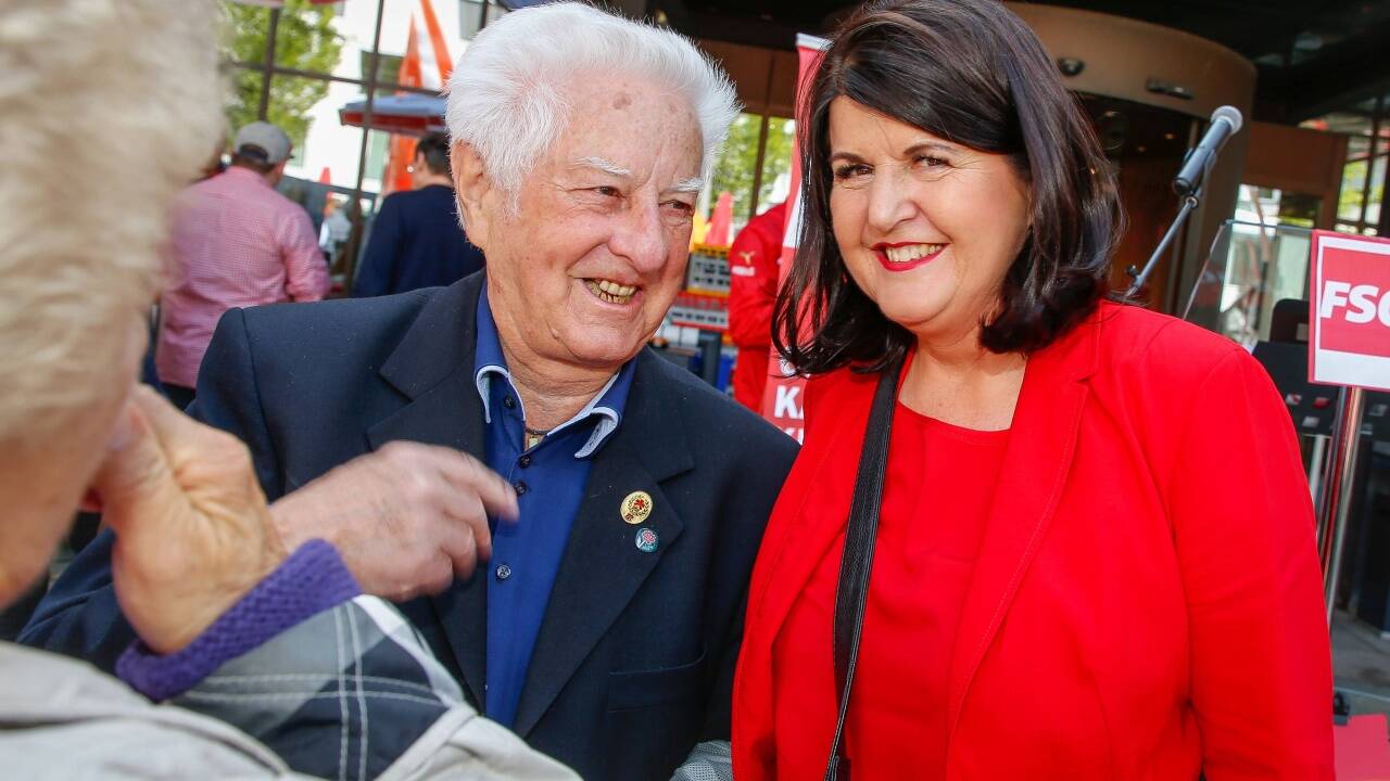 Gabi Burgstaller mischte sich unters Parteivolk, im Bild mit Paul Thalhammer, Lokführer a. D. der ÖBB.   Gabi Burgstaller mischte sich unters Parteivolk, im Bild mit Paul Thalhammer, Lokführer a. D. der ÖBB.