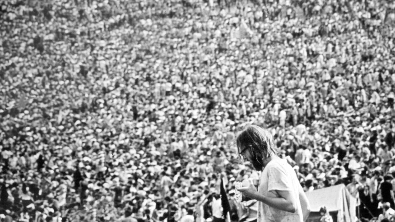 Blick auf die zahlreichen Besucher des legendären Musikfestivals Woodstock in Bethel, New York, USA, im August 1969.  Blick auf die zahlreichen Besucher des legendären Musikfestivals Woodstock in Bethel, New York, USA, im August 1969.