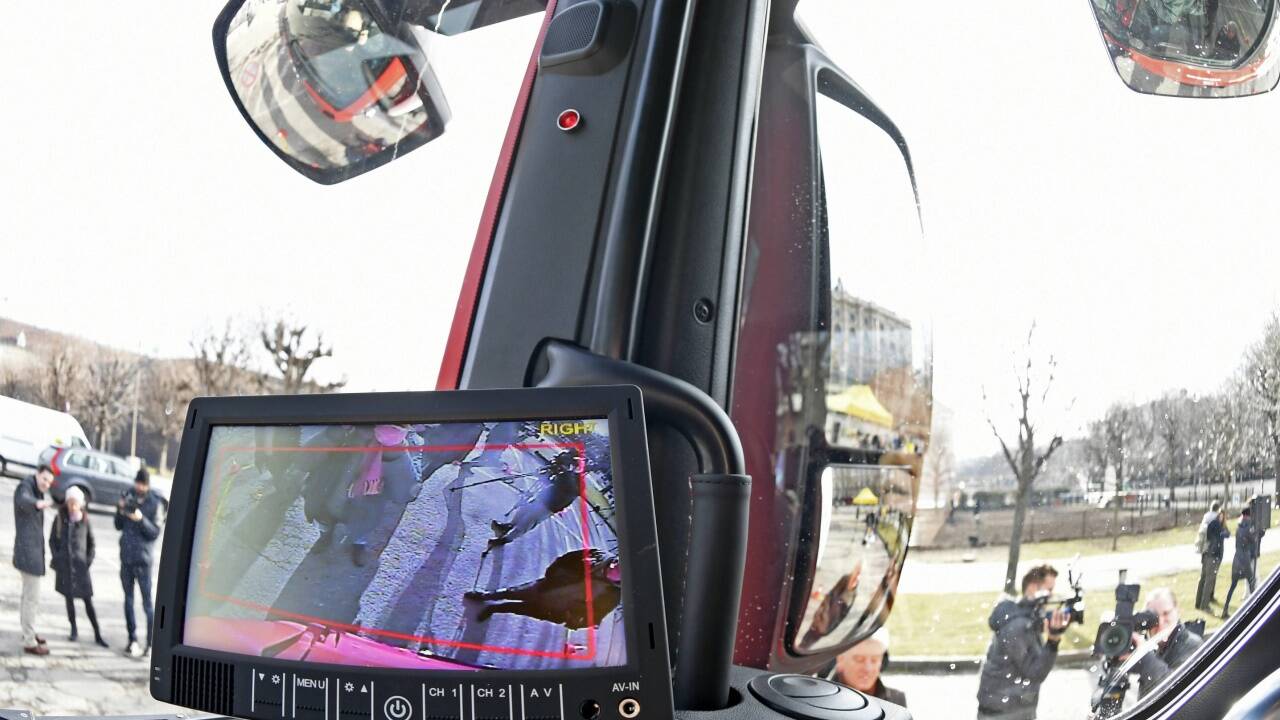 Ein Abbiegeassistent mit Kamerasystem im Lkw. Ein Abbiegeassistent mit Kamerasystem im Lkw.