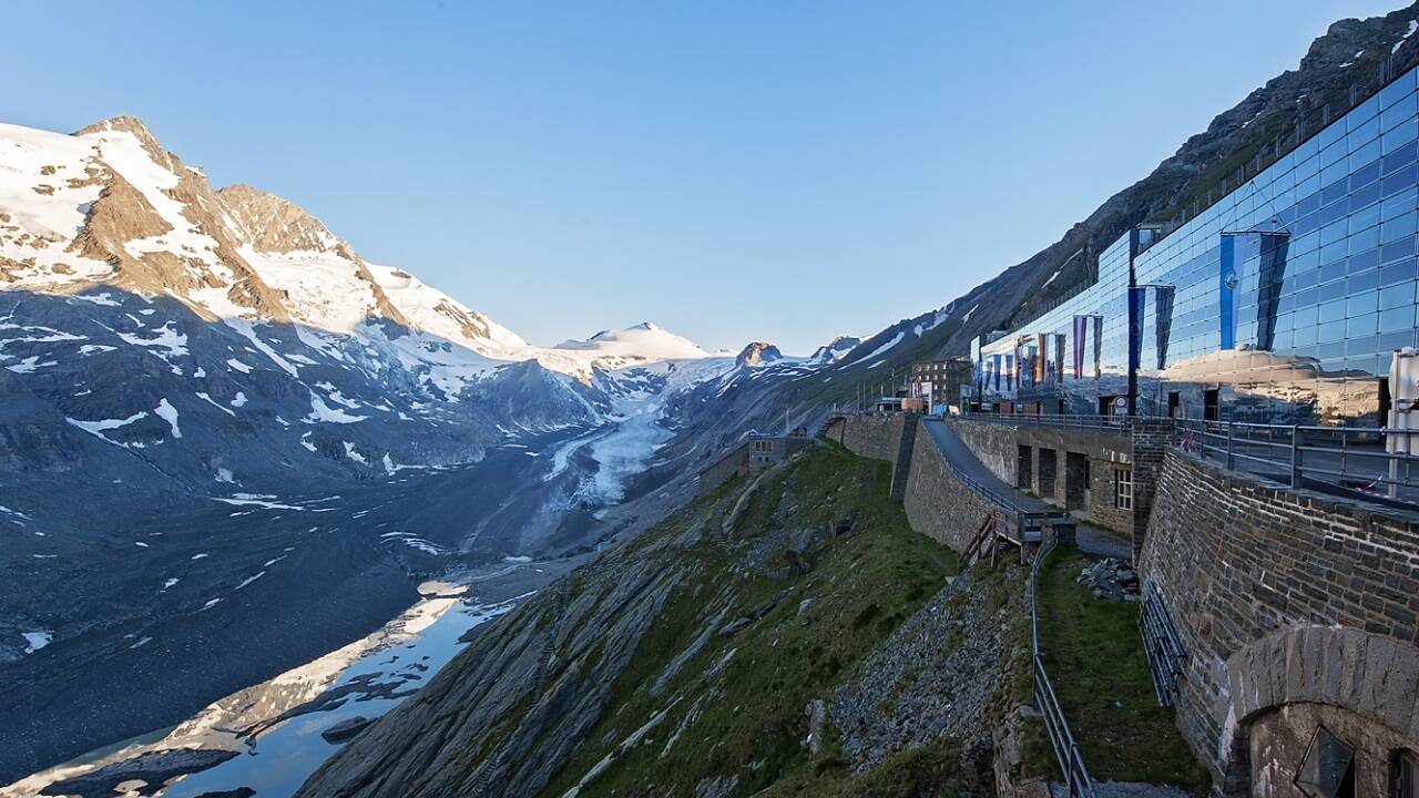 Das neue Parkhaus auf der Kaiser-Franz-Josefs-Höhe. In der Glasfassade spiegelt sich das unvergleichliche Panorama.  
