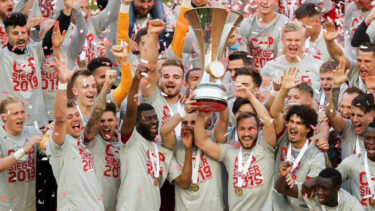Der Pokal für Kapitän Andreas Ulmer.   Der Pokal für Kapitän Andreas Ulmer.