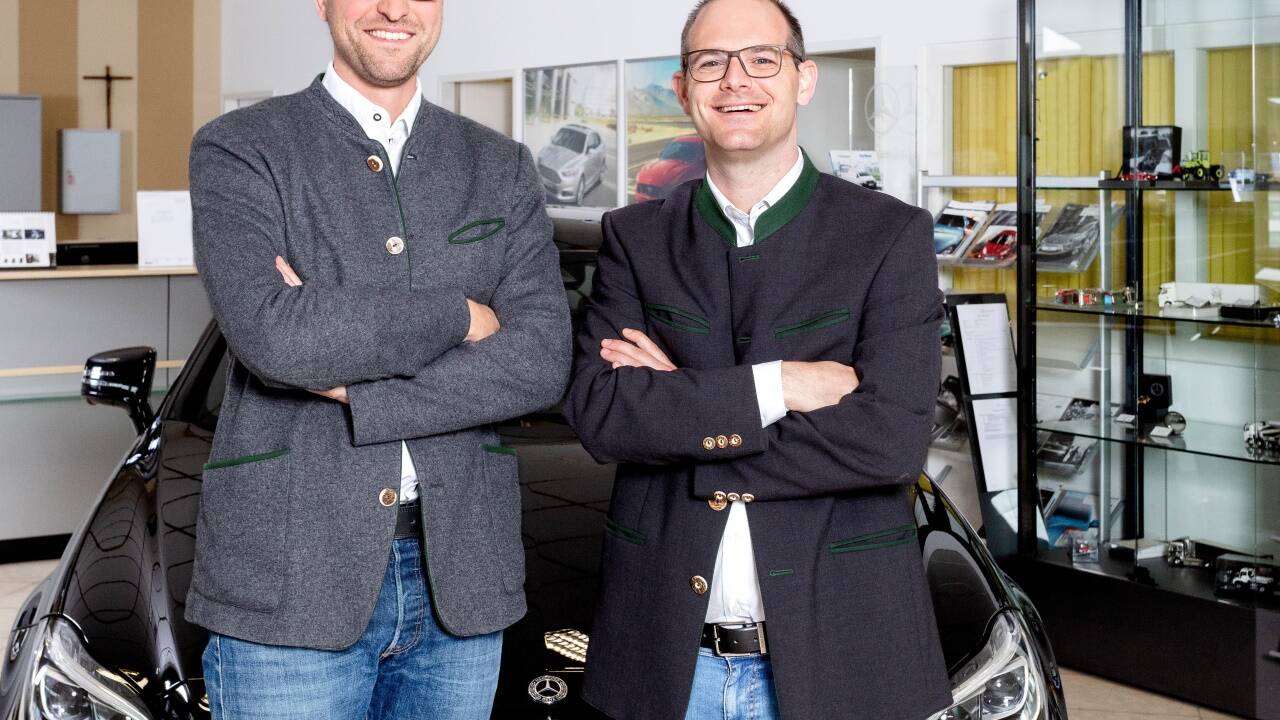 Leonhard Mayr jun. und Philipp Riedl sind die neuen Chefs des Autohauses Steindl-Mayr OHG in Kuchl.  