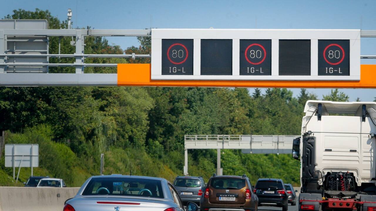 Auf den Überkopfwegweisern der Asfinag muss das aktuelle Limit auf jedem Fahrstreifen angezeigt werden. Für Hinweise auf die Ausnahme für E-Autos fehlt der Platz. 