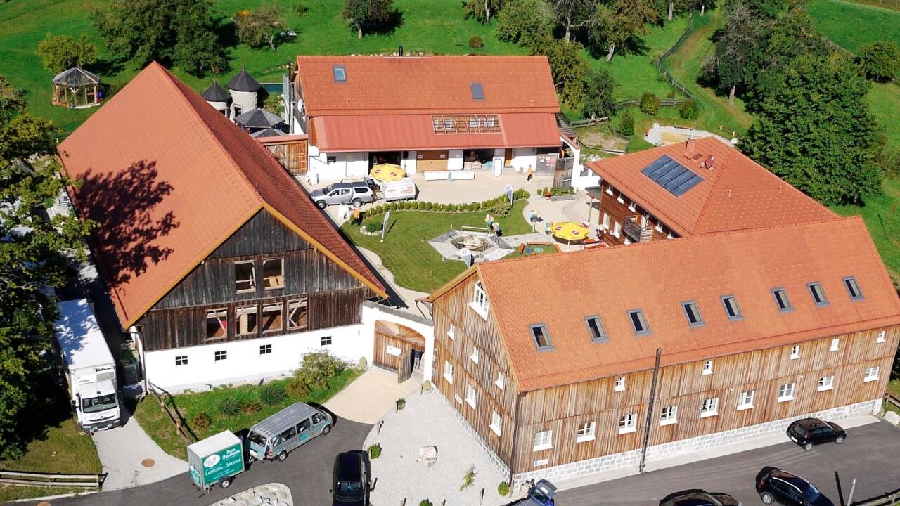 Mehr als 11.000 Quadratmeter Fläche zählt das Anwesen in Waldzell in Oberösterreich. Seit 2003 wurden der ehemalige Stall, Stadel und Wohnhaus zu einem Sport-Trainingszentrum ausgebaut.  