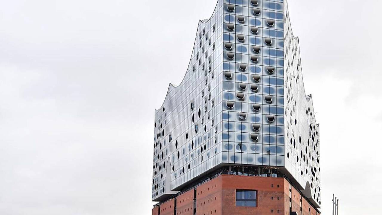 Die markante Fassade der Elbphilharmonie Hamburg Die markante Fassade der Elbphilharmonie Hamburg