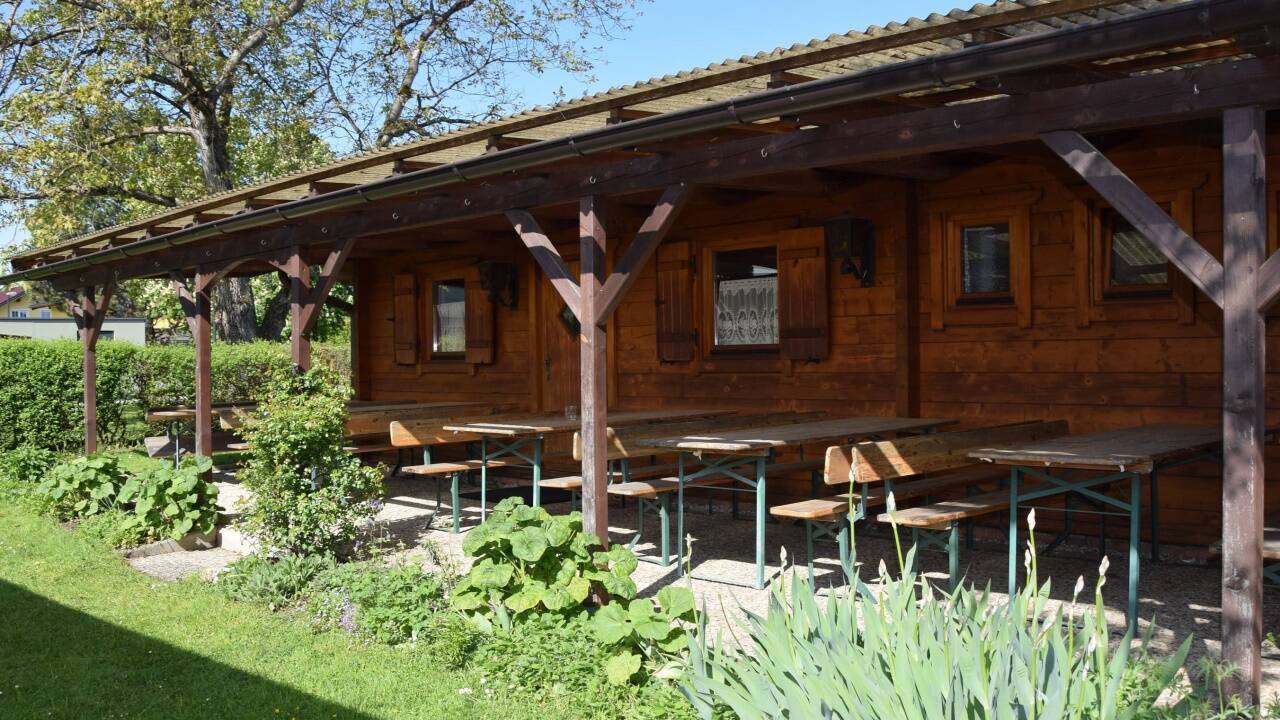 Sogar das idyllische Vereinshaus samt Vordach sowie eine etwa zwölf Meter lange Pergola müssen abgetragen werden.... 