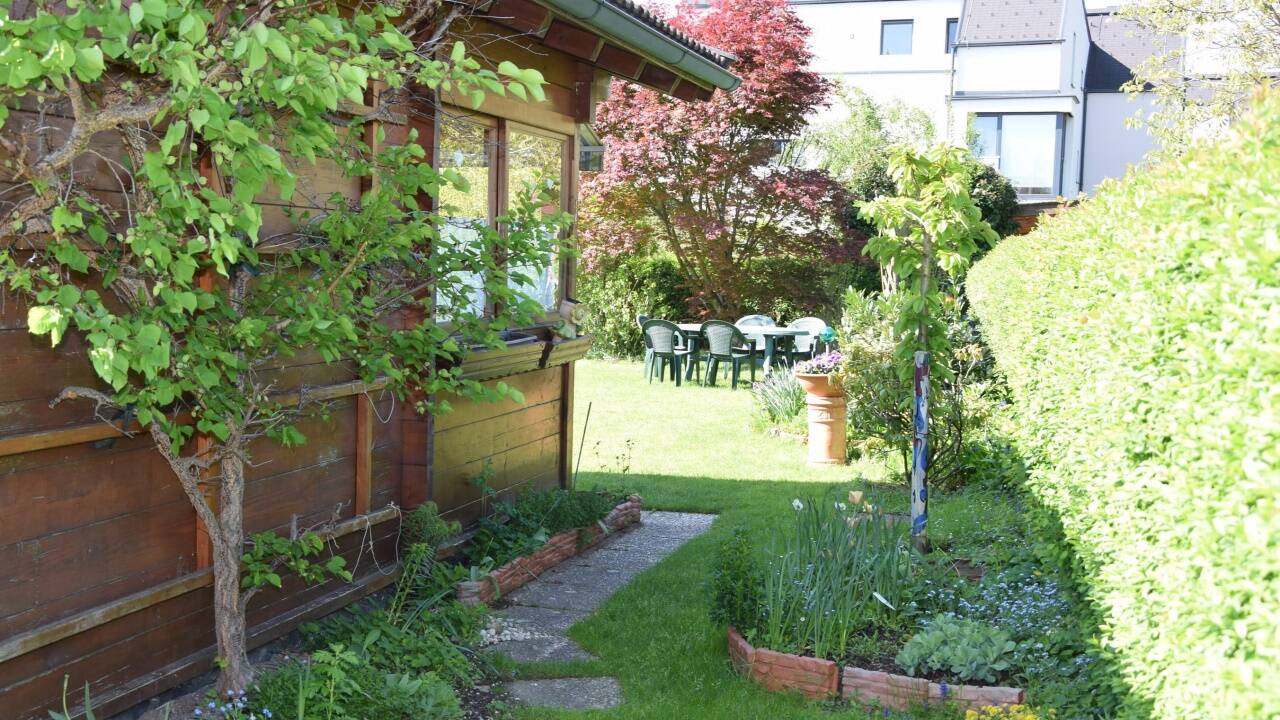 Steinplatten, Gartengarnituren - alles muss weg. 