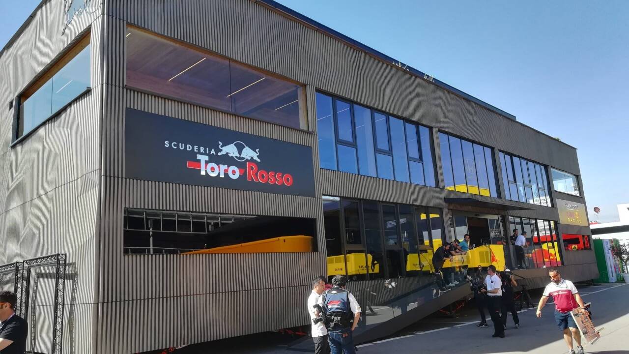 Der größte mobile Bau im F1-Fahrerlager – aber für zwei Teams: Red Bulls neue Energy Station. 